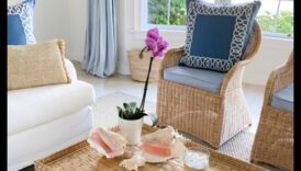 كيف يمكنني استخدام Wicker في غرف المعيشة الساحلية للحصول على لمسة أنيقة؟