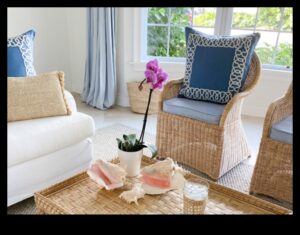 كيف يمكنني استخدام Wicker في غرف المعيشة الساحلية للحصول على لمسة أنيقة؟